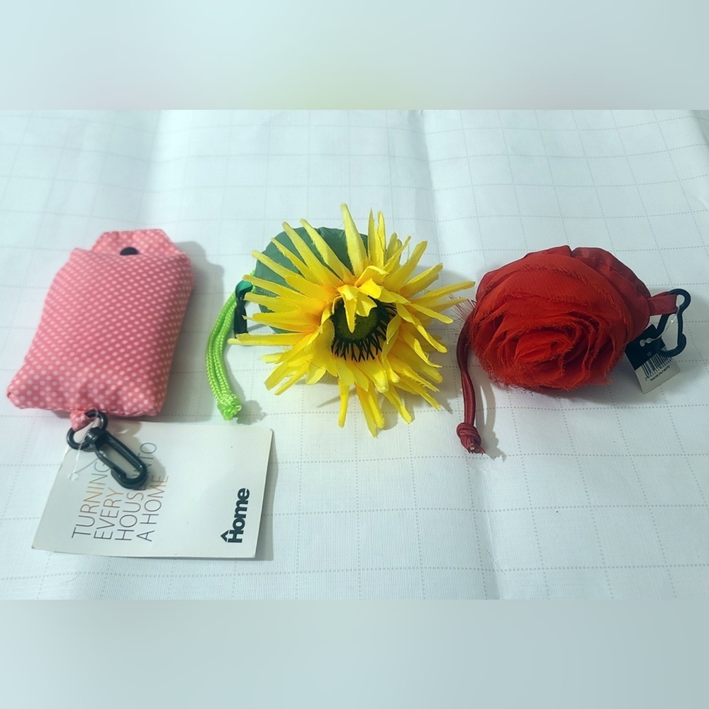 One Collapsible Reusable Nylon Shopping Bag with Clip